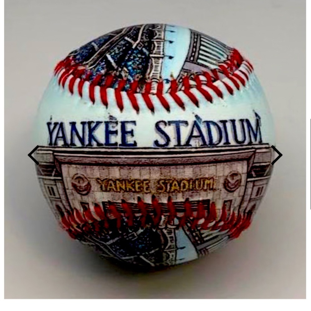 🆕 Yankee Stadium Commemorative Unforgettable Baseball with Case and COA ⚾️